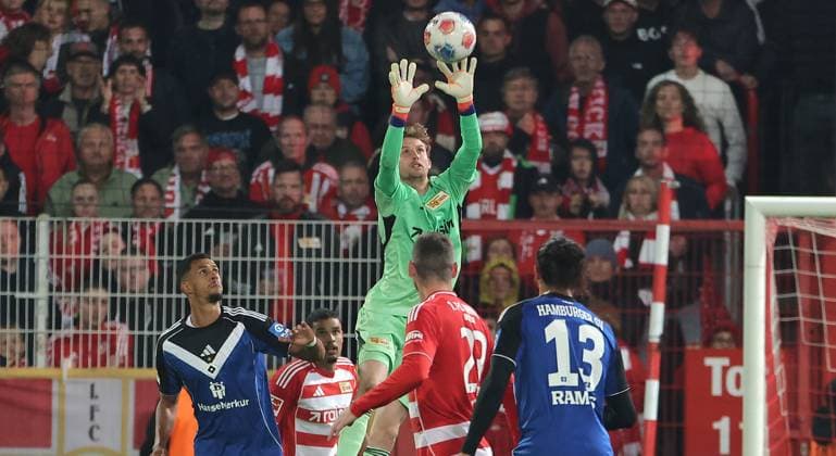 Torwart Frederik Rönnow fängt den Ball Zweikampf Spielszene Aktion Fußball Fussball Bundesliga Herren DFL 5. Spieltag Saison 2025 2026 28.09.2025 1.FC Union Berlin FCU vs. Hamburger SV HSV DFL regulations prohibit any use of photographs as image sequences and or quasi-video.