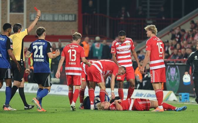 Schiedsrichter Deniz Aytekin zeigt rote Karte für Fabio Vieira Fußball Fussball Bundesliga Herren DFL 5. Spieltag Saison 2025 2026 28.09.2025 1.FC Union Berlin FCU vs. Hamburger SV HSV DFL regulations prohibit any use of photographs as image sequences and or quasi-video.