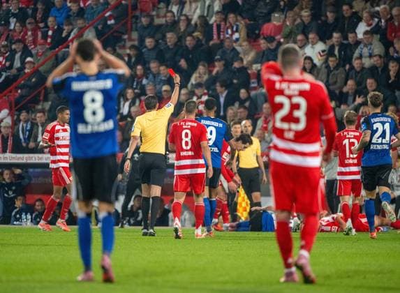 Fußball, Herren, Saison 2025 2026, 1. Bundesliga (5. Spieltag), 1. FC Union Berlin - Hamburger SV, Schiedsrichter Deniz Aytekin zeigt Fabio Vieira (Mitte am Boden, Hamburger SV) die Rote Karte, 28.09.2025, Copyright: xMatthiasxKochx
