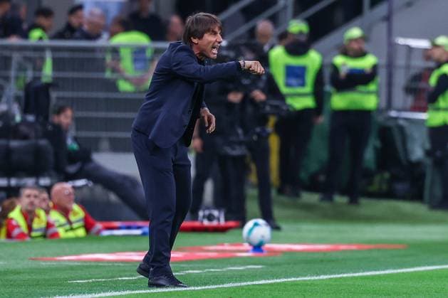 Antonio Conte Head Coach of SSC Napoli gestures during Serie A 2025 26 football match between AC Milan and SSC Napoli at San Siro Stadium  Copyright: xFabrizioxCarabelli IPAxSportx xipa-agency.netx xx IPA_65886338 IPA_Agency_IPA65886338