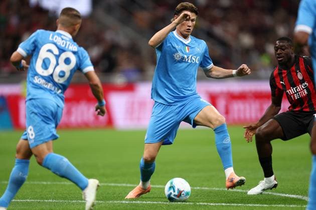 Scott McTominay (Ssc Napoli) controls the ball, Serie A, AC Milan v SSC Napoli, Giuseppe Meazza, September 28, 2025, Milan, Italy.
