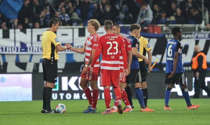 Schiedsrichter Deniz Aytekin klatscht ab mit Leopold Querfeld, Andrej Ilic nach Spielende Fußball Fussball Bundesliga Herren DFL 5. Spieltag Saison 2025 2026 28.09.2025 1.FC Union Berlin FCU vs. Hamburger SV HSV DFL regulations prohibit any use of photographs as image sequences and or quasi-video.