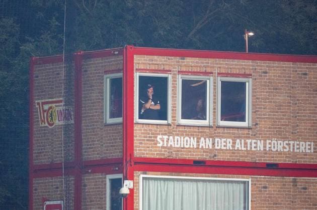 Fußball, Herren, Saison 2025 2026, 1. Bundesliga (5. Spieltag), 1. FC Union Berlin - Hamburger SV, der gesperrte Trainer Steffen Baumgart (1. FC Union Berlin) am Telefon, Enttäuschung nach Abpfiff, 28.09.2025, Copyright: xMatthiasxKochx