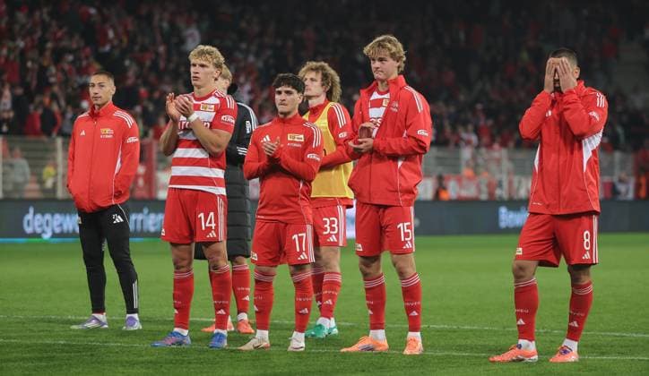 Union Mannschaft unzufrieden bei der Ehrenrunde nach Spielende Fußball Fussball Bundesliga Herren DFL 5. Spieltag Saison 2025 2026 28.09.2025 1.FC Union Berlin FCU vs. Hamburger SV HSV DFL regulations prohibit any use of photographs as image sequences and or quasi-video.