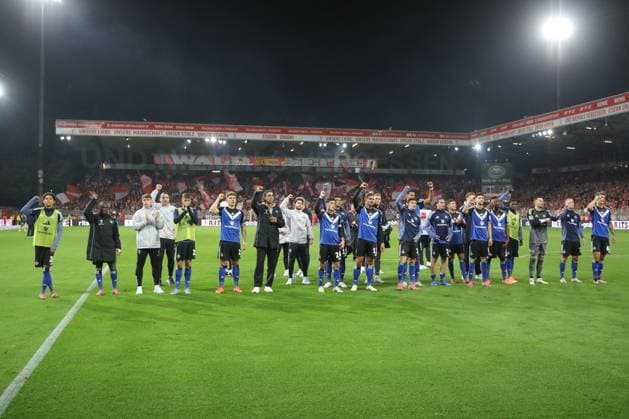 28.09.2025, xtgx, Fussball - 1.Bundesliga Union Berlin - Hamburger SV v.l. Hamburgs Spieler bedanken sich bei den Fans (DFL DFB REGULATIONS PROHIBIT ANY USE OF PHOTOGRAPHS as IMAGE SEQUENCES and or QUASI-VIDEO) Berlin