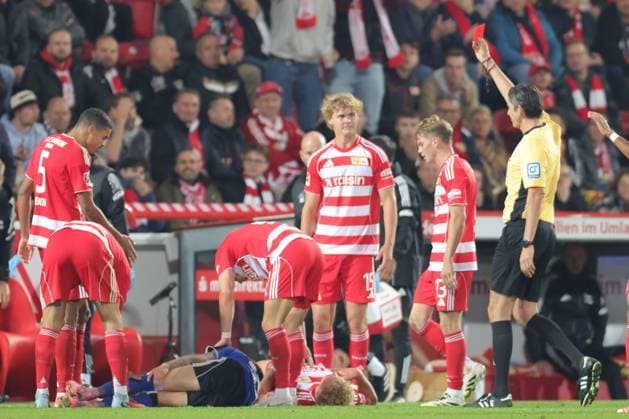 1. Fußball Bundesliga Union Berlin - Hamburger SV Rot, die rote Karte, Fábio Vieira (HSV 20) erhält die Rote Karte von Schiedsrichter Deniz Altekin, während der Begegnung in der 1. Fußball Bundesliga Union Berlin - Hamburger SV in Berlin, Stadion An der alten Försterei , am 28.09.2025. DFB regulations prohibit any use of photographs as image sequences and or quasi video. Copyright: xBEAUTIFULxSPORTS Frankex