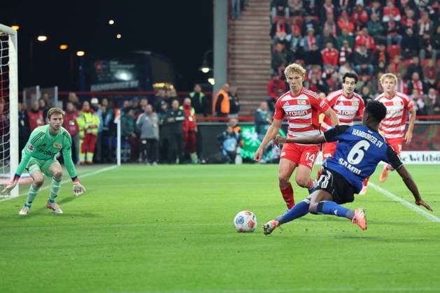 1. Fußball Bundesliga Union Berlin - Hamburger SV Lokonga Albert Sambi (HSV 6) beim Torschuss auf das Tor gegen Leopold Querfeld (Union Berlin 14) und Frederik Rønnow (Union Berlin 1) während der Begegnung in der 1. Fußball Bundesliga Union Berlin - Hamburger SV in Berlin, Stadion An der alten Försterei , am 28.09.2025. DFB regulations prohibit any use of photographs as image sequences and or quasi video. Copyright: xBEAUTIFULxSPORTS Frankex