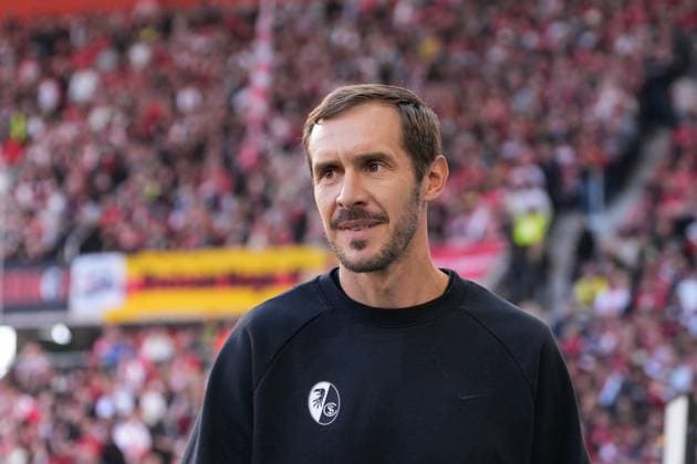 Julian Schuster (SC Freiburg, Trainer) , Deutschland, Fussball, 1. Bundesliga, 5.Spieltag, 2025 2026, SC Freiburg vs. TSG Hoffenheim, 28.09.2025, Europa-Park Stadion, Freiburg, Deutschland DFL REGULATIONS PROHIBIT ANY USE OF PHOTOGRAPHS AS IMAGE SEQUENCES AND OR QUASI-VIDEO. Freiburg Europa-Park Stadion Baden-Württemberg Deutschland Copyright: xArnexAmbergx