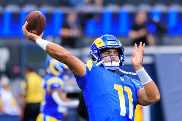September 28, 2025, Inglewood, California, USA: 11 Jimmy Garoppolo, QB of the Los Angeles Rams during warmups prior to their regular season NFL, American Football Herren, USA game against the Indianapolis Colts on Sunday September 28, 2025 at SoFi Stadium in Inglewood, California. JAVIER ROJAS PI Inglewood USA - ZUMAp124 20250928_zaa_p124_004 Copyright: xJavierxRojasx