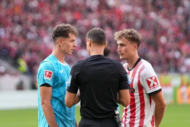 Fisnik Asllani (TSG Hoffenheim, 11) und Patrick Osterhage (SC Freiburg, 06) bei Bastian Dankert (Schiedsrichter) , Deutschland, Fussball, 1. Bundesliga, 5.Spieltag, 2025 2026, SC Freiburg vs. TSG Hoffenheim, 28.09.2025, Europa-Park Stadion, Freiburg, Deutschland DFL REGULATIONS PROHIBIT ANY USE OF PHOTOGRAPHS AS IMAGE SEQUENCES AND OR QUASI-VIDEO. Freiburg Europa-Park Stadion Baden-Württemberg Deutschland Copyright: xArnexAmbergx