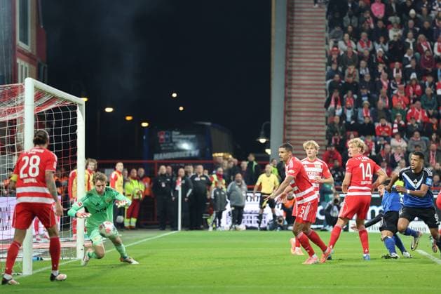 1. Fußball Bundesliga Union Berlin - Hamburger SV Frederik Rønnow (Union Berlin 1) hält einen beim Torschuss auf das Tor von Torwart Daniel Heuer Fernandes (HSV 1) während der Begegnung in der 1. Fußball Bundesliga Union Berlin - Hamburger SV in Berlin, Stadion An der alten Försterei , am 28.09.2025. DFB regulations prohibit any use of photographs as image sequences and or quasi video. Copyright: xBEAUTIFULxSPORTS Frankex