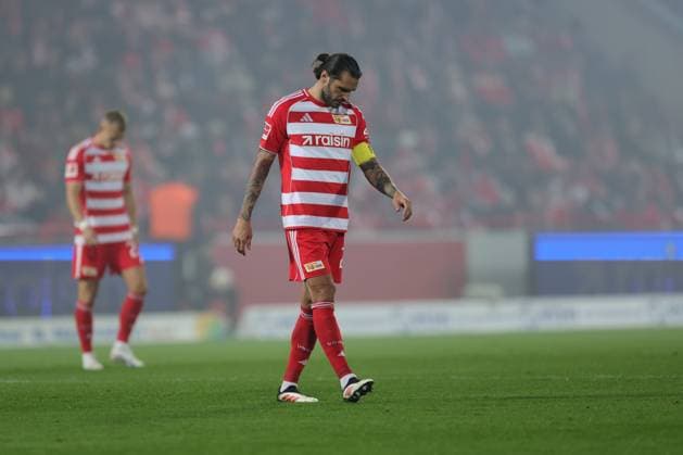 1. Fußball Bundesliga Union Berlin - Hamburger SV Christopher Trimmel (Union Berlin 28) enttäuscht, während der Begegnung in der 1. Fußball Bundesliga Union Berlin - Hamburger SV in Berlin, Stadion An der alten Försterei , am 28.09.2025. DFB regulations prohibit any use of photographs as image sequences and or quasi video. Copyright: xBEAUTIFULxSPORTS Frankex