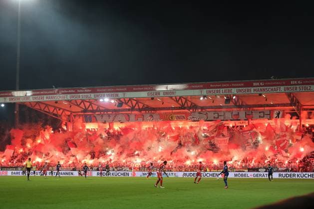 1. Fußball Bundesliga Union Berlin - Hamburger SV Bengalos, Feuer, Fans des 1. FC Union zünden Bengalos, während der Begegnung in der 1. Fußball Bundesliga Union Berlin - Hamburger SV in Berlin, Stadion An der alten Försterei , am 28.09.2025. DFB regulations prohibit any use of photographs as image sequences and or quasi video. Copyright: xBEAUTIFULxSPORTS Frankex