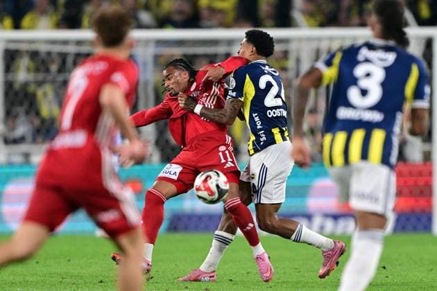 Fenerbahce v Antalyaspor - Turkish Super Lig ISTANBUL, TURKIYE - SEPTEMBER 28: Fenerbahce’s Jayden Oosterwolde (R) competes against Hesap.com Antalyaspor’s Samuel Ballet (L) during the Trendyol Super Lig match between Fenerbahce and Hesap.com Antalyaspor at Chobani Stadium in Istanbul, Turkiye, on September 28, 2025. Serhat Cagdas Anadolu Istanbul Turkey. Editorial use only. Please get in touch for any other usage.  Copyright: x2025xAnadoluxSerhatxCagdasx