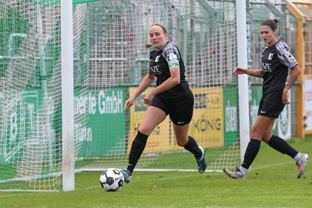 Fußball DFB-Pokal Frauen: BSG Chemie Leipzig vs. FC Carl Zeiss Jena; 28.09.2025 Kapitänin Fenja Schönball (24, Chemie Leipzig) rettet kurz vor der Torlinie. Fußball, DFB-Pokal Frauen, Saison 2025 2026, 1. Runde: BSG Chemie Leipzig vs. FC Carl Zeiss Jena am 28.09.2025 im Alfred-Kunze-Sportpark, Leipzig Leutzsch. Copyright: xBEAUTIFULxSPORTS JanxKaeferx