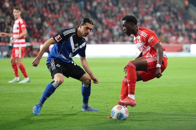 1. Fußball Bundesliga Union Berlin - Hamburger SV Derrick Arthur Köhn (Union Berlin 39) im Zweikampf mit Philippe Rayan (HSV 14) , während der Begegnung in der 1. Fußball Bundesliga Union Berlin - Hamburger SV in Berlin, Stadion An der alten Försterei , am 28.09.2025. DFB regulations prohibit any use of photographs as image sequences and or quasi video. Copyright: xBEAUTIFULxSPORTS Frankex