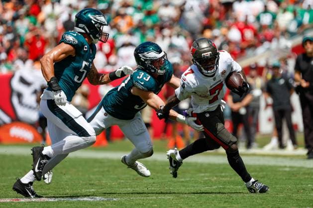 September 28, 2025, Tampa, Florida, USA: Tampa Bay Buccaneers running back Bucky Irving (7) carries the ball, while being chased down by Philadelphia Eagles cornerback Cooper Dejean (33) during the first quarter at Raymond James Stadium in Tampa on Sunday, Sept. 28, 2025. Tampa USA - ZUMAs70_ 20250928_zan_s70_028 Copyright: xJeffereexWoox
