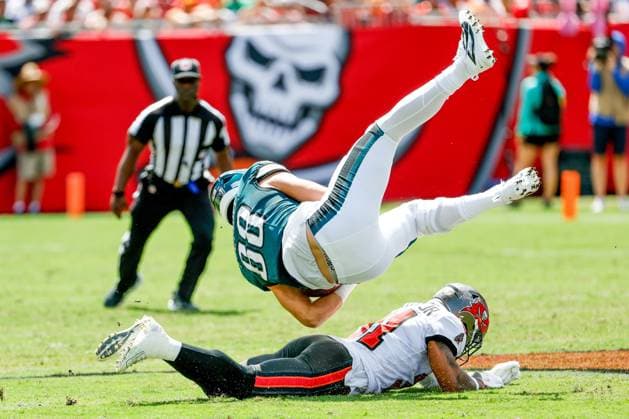 September 28, 2025, Tampa, Florida, USA: Tampa Bay Buccaneers safety Antoine Winfield Jr. (31) tackles Philadelphia Eagles tight end Dallas Goedert (88) during the second quarter at Raymond James Stadium in Tampa on Sunday, Sept. 28, 2025. Tampa USA - ZUMAs70_ 20250928_zan_s70_034 Copyright: xJeffereexWoox