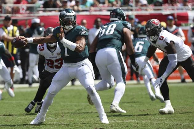September 28, 2025, Tampa, Florida, USA: Philadelphia Eagles quarterback Jalen Hurts (1) throws a pass in the second quarter against the Tampa Bay Buccaneers on Sunday, Sept. 28, 2025 in Tampa. Tampa USA - ZUMAs70_ 20250928_zan_s70_040 Copyright: xLuisxSantanax