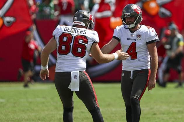 September 28, 2025, Tampa, Florida, USA: Tampa Bay Buccaneers kicker Chase McLaughlin (4) celebrates with long snapper Evan Deckers (86) after making a 65 yard field goal against the Philadelphia Eagles in the final seconds of the second quarter on Sunday, Sept. 28, 2025 in Tampa. Tampa USA - ZUMAs70_ 20250928_zan_s70_045 Copyright: xLuisxSantanax