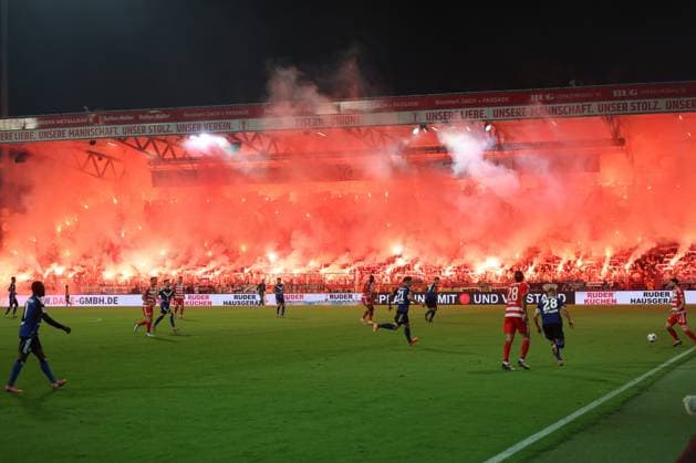 1. Fußball Bundesliga Union Berlin - Hamburger SV Bengalos, Feuer, Fans des 1. FC Union zünden Bengalos, während der Begegnung in der 1. Fußball Bundesliga Union Berlin - Hamburger SV in Berlin, Stadion An der alten Försterei , am 28.09.2025. DFB regulations prohibit any use of photographs as image sequences and or quasi video. Copyright: xBEAUTIFULxSPORTS Frankex