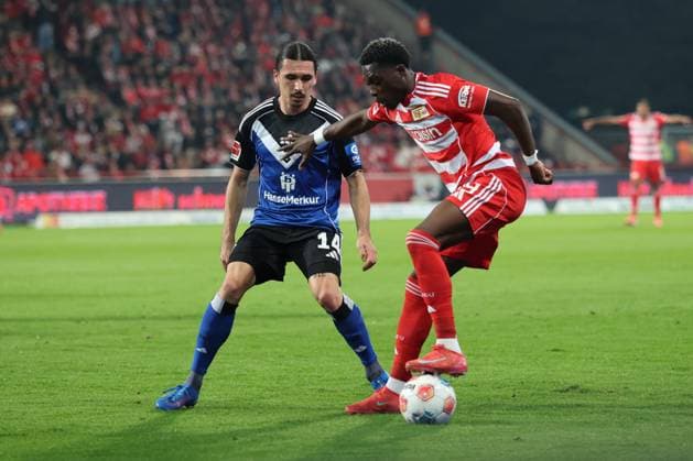 1. Fußball Bundesliga Union Berlin - Hamburger SV Derrick Arthur Köhn (Union Berlin 39) im Zweikampf mit Philippe Rayan (HSV 14) , während der Begegnung in der 1. Fußball Bundesliga Union Berlin - Hamburger SV in Berlin, Stadion An der alten Försterei , am 28.09.2025. DFB regulations prohibit any use of photographs as image sequences and or quasi video. Copyright: xBEAUTIFULxSPORTS Frankex