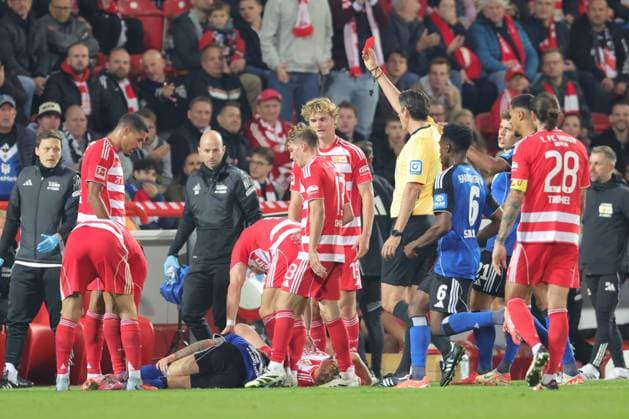 1. Fußball Bundesliga Union Berlin - Hamburger SV Rot, die rote Karte, Fábio Vieira (HSV 20) erhält die Rote Karte von Schiedsrichter Deniz Altekin, während der Begegnung in der 1. Fußball Bundesliga Union Berlin - Hamburger SV in Berlin, Stadion An der alten Försterei , am 28.09.2025. DFB regulations prohibit any use of photographs as image sequences and or quasi video. Copyright: xBEAUTIFULxSPORTS Frankex