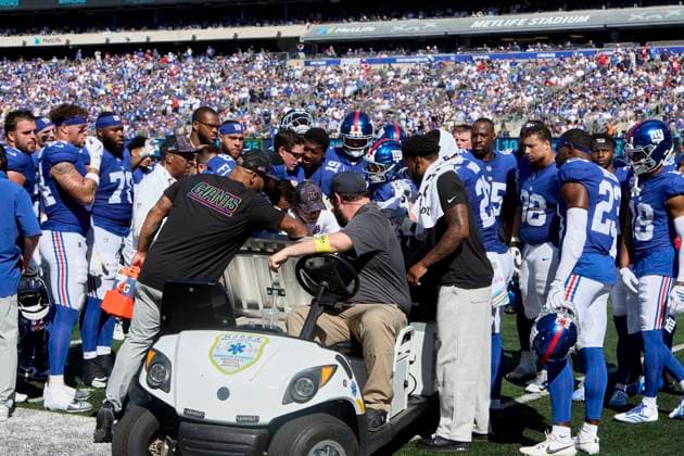 New York Giants wide receiver Malik Nabers (1) is surrounded by teammates after a knee injury against the Los Angels Chargers during a NFL, American Football Herren, USA game at MetLife Stadium in East Rutherford, New Jersey on Sunday September 28, 2025. CSM East Rutherford United States - ZUMAc04_ 20250928_zma_c04_058 Copyright: xDuncanxWilliamsx