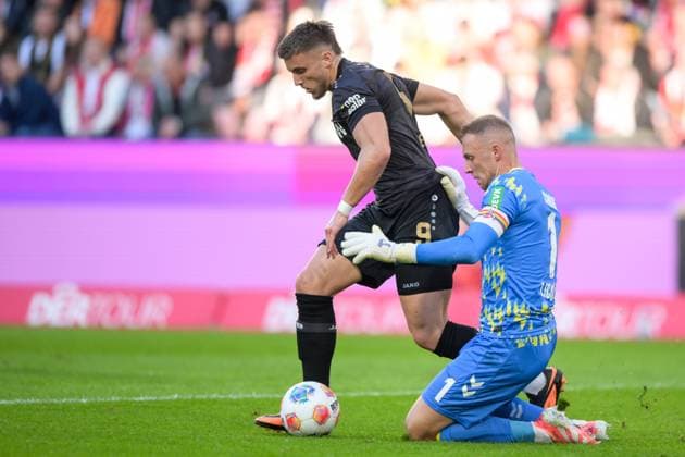 Fußball, 1. Bundesliga, 20250928, 1. FC Köln - VfB Stuttgart. Im Bild v.l. Ermedin DEMIROVIC (Stuttgart, 9), Torwart Marvin SCHWÄBE (Köln, 1) Zweikampf Ball Strafraum zum VAR. Köln Rhein-Energie-Stadion Nordrhein-Westfalen Deutschland Copyright: Passion2Press MarkusxFischerx