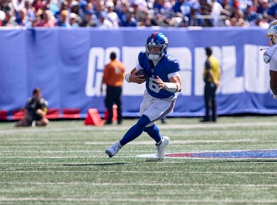 New York Giants quarterback Jaxson Dart (6) on a scramble against the Los Angels Chargers during a NFL, American Football Herren, USA game at MetLife Stadium in East Rutherford, New Jersey on Sunday September 28, 2025. CSM East Rutherford United States - ZUMAc04_ 20250928_zma_c04_069 Copyright: xDuncanxWilliamsx