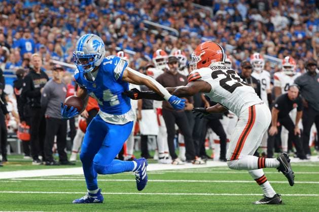 Cleveland Browns vs Detroit Lions DETROIT,MICHIGAN-SEPTEMBER 28: Detroit Lions wide receiver Amon-Ra St. Brown 14 runs the ball for a touchdown during the second half of an NFL, American Football Herren, USA football game between the Cleveland Browns and the Detroit Lions in Detroit, Michigan USA, on Sunday, September 28, 2025 Detroit Michigan United States  Copyright: xJorgexLemusx originalFilename:lemus-clevelan250928_npaiN.jpg