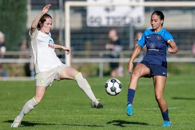 v.li.: Reena Wichmann (SV Werder Bremen, 6) und Amira Mobarak (SC Victoria Hamburg, 19) im Zweikampf, Duell, Dynamik, Aktion, Action, Spielszene, DIE DFB-RICHTLINIEN UNTERSAGEN JEGLICHE NUTZUNG VON FOTOS ALS SEQUENZBILDER UND ODER VIDEOÄHNLICHE FOTOSTRECKEN. DFB REGULATIONS PROHIBIT ANY USE OF PHOTOGRAPHS AS IMAGE SEQUENCES AND OR QUASI-VIDEO., 28.09.2025, Hamburg (Deutschland), Fussball, DFB-Pokal Frauen, SC Victoria Hamburg - SV Werder Bremen