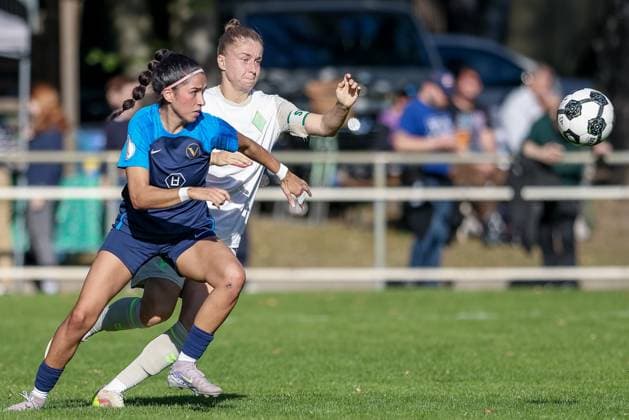 v.li.: Irem Üstün (SC Victoria Hamburg, 32) und Michelle Ulbrich (SV Werder Bremen, 5) im Zweikampf, Duell, Dynamik, Aktion, Action, Spielszene, DIE DFB-RICHTLINIEN UNTERSAGEN JEGLICHE NUTZUNG VON FOTOS ALS SEQUENZBILDER UND ODER VIDEOÄHNLICHE FOTOSTRECKEN. DFB REGULATIONS PROHIBIT ANY USE OF PHOTOGRAPHS AS IMAGE SEQUENCES AND OR QUASI-VIDEO., 28.09.2025, Hamburg (Deutschland), Fussball, DFB-Pokal Frauen, SC Victoria Hamburg - SV Werder Bremen
