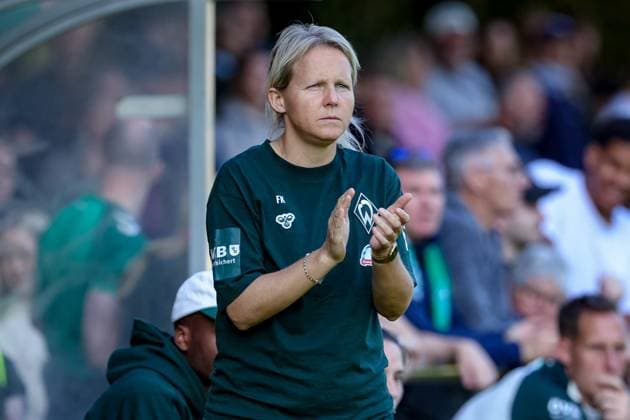 Friederike Kromp (Fritzy Kromp, Trainerin, Cheftrainerin, SV Werder Bremen), Portrait, Nahaufnahme, Einzelfoto, Einzelbild, DIE DFB-RICHTLINIEN UNTERSAGEN JEGLICHE NUTZUNG VON FOTOS ALS SEQUENZBILDER UND ODER VIDEOÄHNLICHE FOTOSTRECKEN. DFB REGULATIONS PROHIBIT ANY USE OF PHOTOGRAPHS AS IMAGE SEQUENCES AND OR QUASI-VIDEO., 28.09.2025, Hamburg (Deutschland), Fussball, DFB-Pokal Frauen, SC Victoria Hamburg - SV Werder Bremen