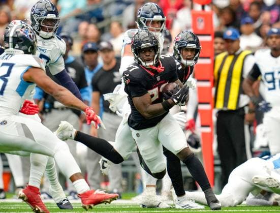 September 28, 2025, Houston, Texas, USA: Houston Texans running back WOODY MARKS (27) carries the ball during the first half of an NFL, American Football Herren, USA game between the Houston Texans and the Tennessee Titans on September 28, 2025 in Houston, Texas. The Texans won, 26-0. Houston USA - ZUMAc201 20250928_zap_c201_028 Copyright: xScottxColemanx
