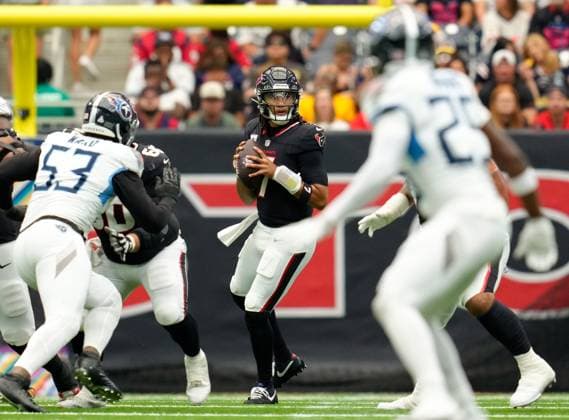 September 28, 2025, Houston, Texas, USA: Houston Texans quarterback C.J. STROUD (7) looks to pass during the first half of an NFL, American Football Herren, USA game between the Houston Texans and the Tennessee Titans on September 28, 2025 in Houston, Texas. The Texans won, 26-0. Houston USA - ZUMAc201 20250928_zap_c201_045 Copyright: xScottxColemanx