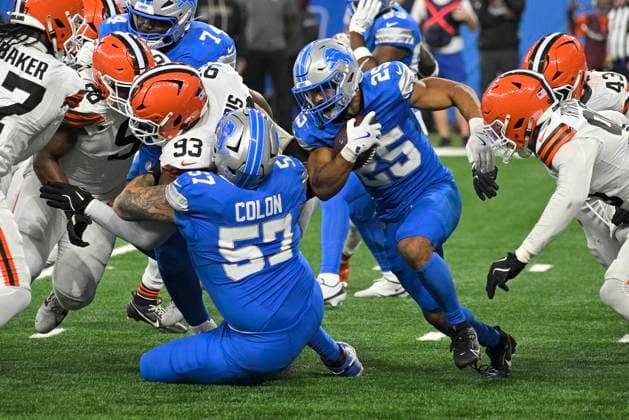 DETROIT, MI - SEPTEMBER 28: Detroit Lions Running Back Jacob Saylors (25) runs the ball in the fourth quarter during the game between Cleveland Browns and Detroit Lions on September 28, 2025 at Ford Field in Detroit, MI ( CSM) Detroit United States - ZUMAc04_ 20250928_zma_c04_089 Copyright: xAllanxDranbergx