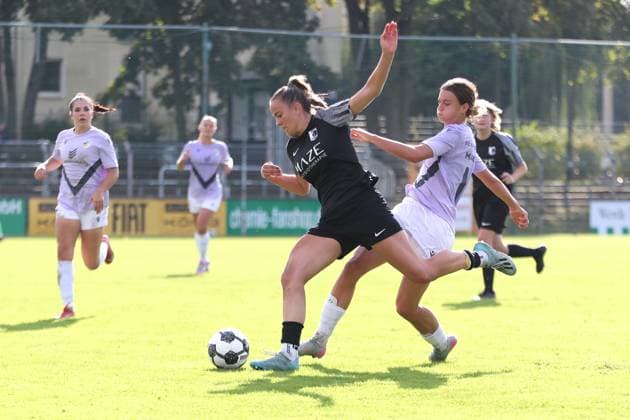 Fußball DFB-Pokal Frauen: BSG Chemie Leipzig vs. FC Carl Zeiss Jena; 28.09.2025 Karla Wienecke (8, Chemie Leipzig) vor Anna Margraf (18, Carl Zeiss Jena). Fußball, DFB-Pokal Frauen, Saison 2025 2026, 1. Runde: BSG Chemie Leipzig vs. FC Carl Zeiss Jena am 28.09.2025 im Alfred-Kunze-Sportpark, Leipzig Leutzsch. Copyright: xBEAUTIFULxSPORTS JanxKaeferx
