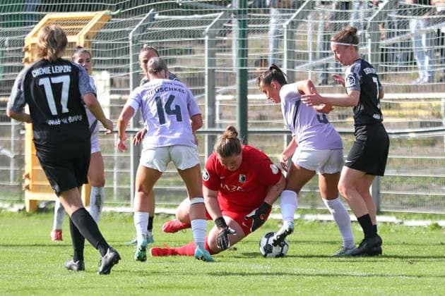 Fußball DFB-Pokal Frauen: BSG Chemie Leipzig vs. FC Carl Zeiss Jena; 28.09.2025 Torwart Lina Bredereck (25, Chemie Leipzig) gegen Nelly Juckel (31, Carl Zeiss Jena). Fußball, DFB-Pokal Frauen, Saison 2025 2026, 1. Runde: BSG Chemie Leipzig vs. FC Carl Zeiss Jena am 28.09.2025 im Alfred-Kunze-Sportpark, Leipzig Leutzsch. Copyright: xBEAUTIFULxSPORTS JanxKaeferx