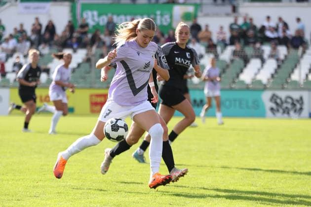 Fußball DFB-Pokal Frauen: BSG Chemie Leipzig vs. FC Carl Zeiss Jena; 28.09.2025 Melina Reuter (7, Carl Zeiss Jena). Fußball, DFB-Pokal Frauen, Saison 2025 2026, 1. Runde: BSG Chemie Leipzig vs. FC Carl Zeiss Jena am 28.09.2025 im Alfred-Kunze-Sportpark, Leipzig Leutzsch. Copyright: xBEAUTIFULxSPORTS JanxKaeferx