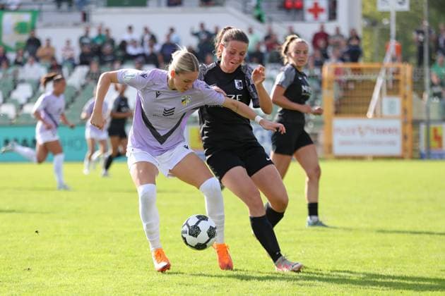 Fußball DFB-Pokal Frauen: BSG Chemie Leipzig vs. FC Carl Zeiss Jena; 28.09.2025 Melina Reuter (7, Carl Zeiss Jena) gegen Jule Bohlen (5, Chemie Leipzig). Fußball, DFB-Pokal Frauen, Saison 2025 2026, 1. Runde: BSG Chemie Leipzig vs. FC Carl Zeiss Jena am 28.09.2025 im Alfred-Kunze-Sportpark, Leipzig Leutzsch. Copyright: xBEAUTIFULxSPORTS JanxKaeferx