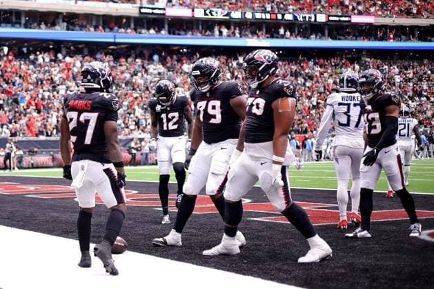 September 28, 2025, Houston, Texas, U.S: Houston Texans running back Woody Marks (27) celebrates with teammates after a touchdown run during the fourth quarter of the NFL, American Football Herren, USA game between the Houston Texans and the Tennessee Titans at NRG Stadium in Houston, TX on September 28, 2025. Houston U.S - ZUMAw137 20250928_aap_w137_023 Copyright: xErikxWilliamsx