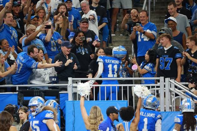 Cleveland Browns vs Detroit Lions DETROIT,MICHIGAN-SEPTEMBER 28: Detroit Lions wide receiver Kalif Raymond 11 celebrates with fans after his touchdown during the second half of an NFL, American Football Herren, USA football game between the Cleveland Browns and the Detroit Lions in Detroit, Michigan USA, on Sunday, September 28, 2025 Detroit Michigan United States  Copyright: xJorgexLemusx originalFilename:lemus-clevelan250928_npbQJ.jpg