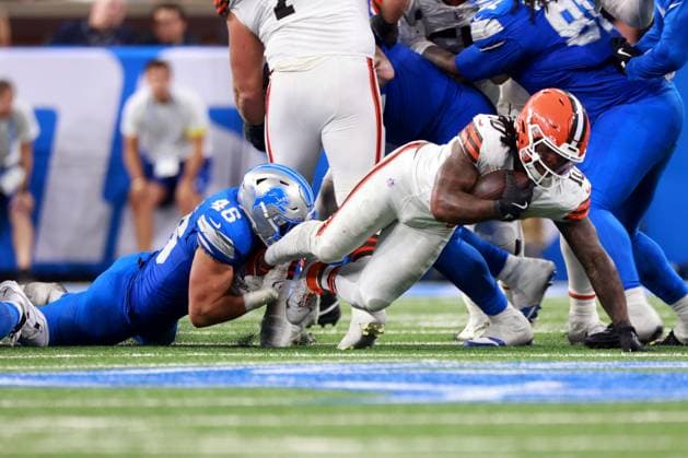 Cleveland Browns vs Detroit Lions DETROIT,MICHIGAN-SEPTEMBER 28: Cleveland Browns running back Quinshon Judkins (10) is tackled by Detroit Lions linebacker Jack Campbell (46) during an NFL, American Football Herren, USA football game between the Cleveland Browns and the Detroit Lions in Detroit, Michigan USA, on Sunday, September 28, 2025. Detroit Michigan United States  Copyright: xAmyxLemusx originalFilename:lemus-clevelan250928_npc6I.jpg