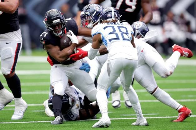 September 28, 2025, Houston, Texas, U.S: Houston Texans running back Nick Chubb (21) is tackled while carrying the ball during the fourth quarter of the NFL, American Football Herren, USA game between the Houston Texans and the Tennessee Titans at NRG Stadium in Houston, TX on September 28, 2025. Houston U.S - ZUMAw137 20250928_aap_w137_058 Copyright: xErikxWilliamsx