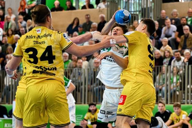 Backngang: 2.HBL - 25 26 - HC Oppenweiler Backnang - HSG Krefeld v.li. Joern Persson (Krefeld), Valentin Abt (HCOB), Matija Mircic (Krefeld) Backnang Murrtal Arena Baden-Württemberg Deutschland