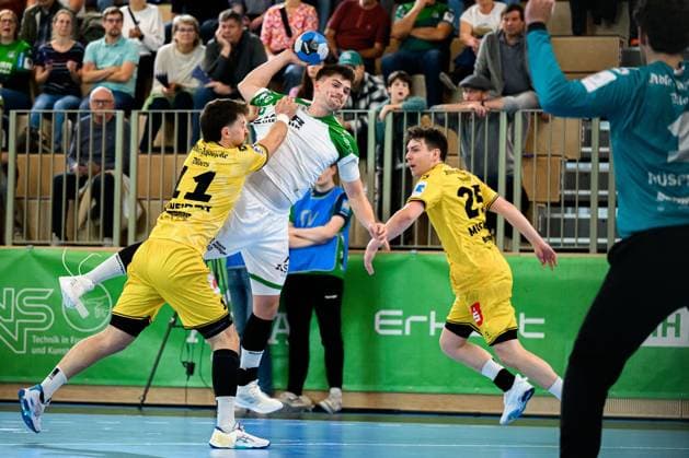 Backngang: 2.HBL - 25 26 - HC Oppenweiler Backnang - HSG Krefeld v. li. im Zweikampf Lucas Schneider (Krefeld) und Nick Fröhlich Froelich (HCOB) Backnang Murrtal Arena Baden-Württemberg Deutschland