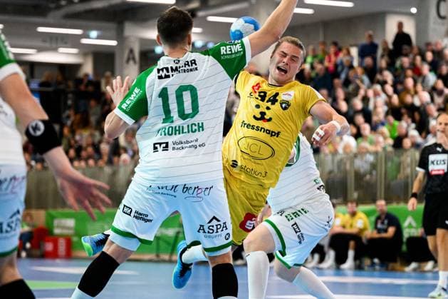 Backngang: 2.HBL - 25 26 - HC Oppenweiler Backnang - HSG Krefeld v.li. Nick Fröhlich Froelich (HCOB),Joern Persson (Krefeld) Backnang Murrtal Arena Baden-Württemberg Deutschland