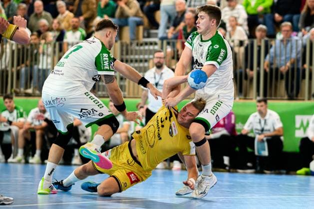 Backngang: 2.HBL - 25 26 - HC Oppenweiler Backnang - HSG Krefeld v.li. Niklas Diebel (HCOB), Joern Persson (Krefeld), Timm Buck (HCOB) Backnang Murrtal Arena Baden-Württemberg Deutschland
