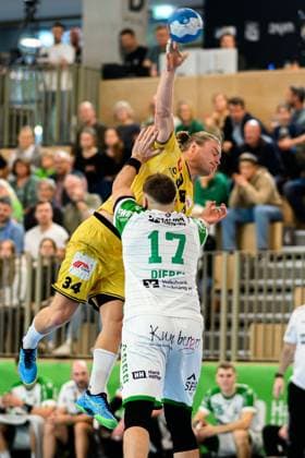 Backngang: 2.HBL - 25 26 - HC Oppenweiler Backnang - HSG Krefeld Joern Persson (Krefeld), Niklas Diebel (HCOB) Backnang Murrtal Arena Baden-Württemberg Deutschland